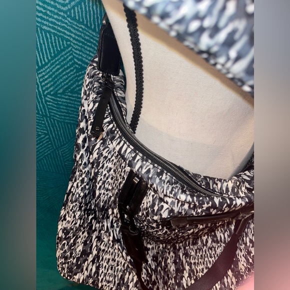 Calvin Klein weekender bag and toiletries/clutch bag - Picture 5 of 16